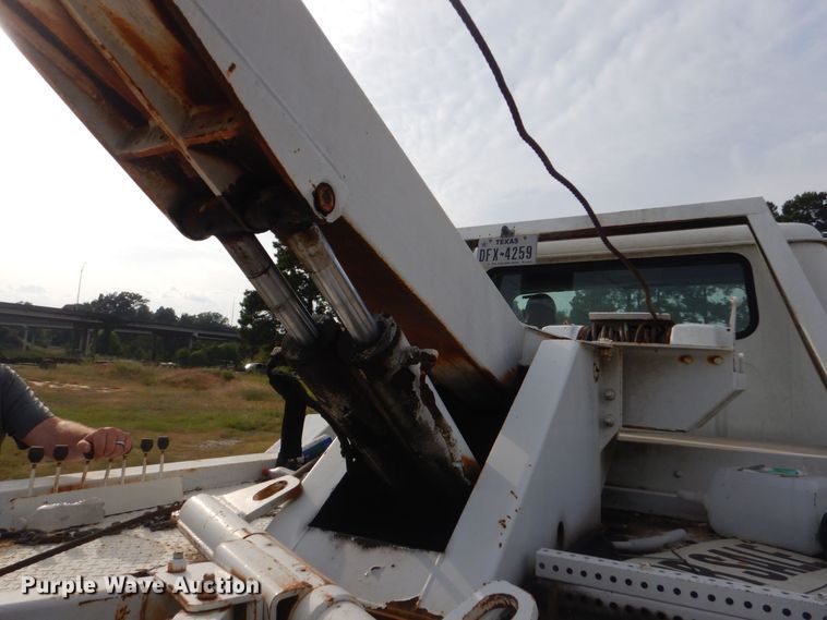 image for item DO1625 2000 International 4700  tow truck