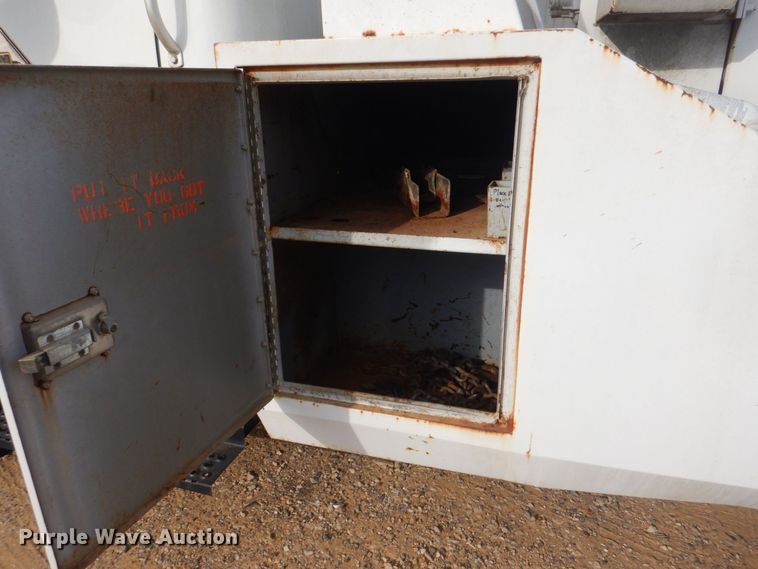 image for item DO1625 2000 International 4700  tow truck