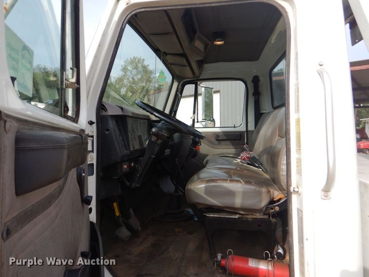 image for item DO1625 2000 International 4700  tow truck