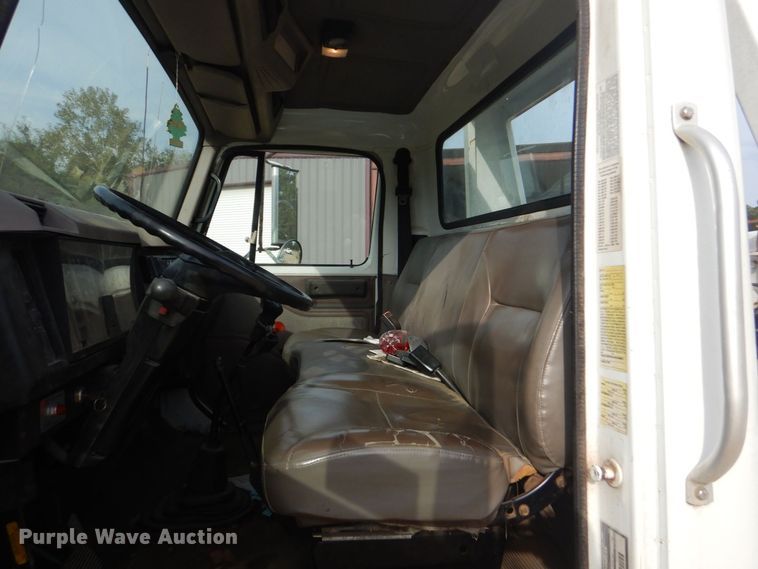 image for item DO1625 2000 International 4700  tow truck