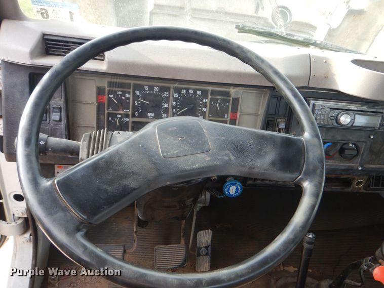 image for item DO1625 2000 International 4700  tow truck