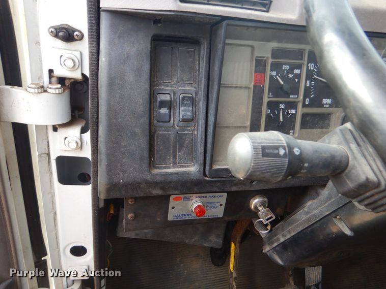 image for item DO1625 2000 International 4700  tow truck