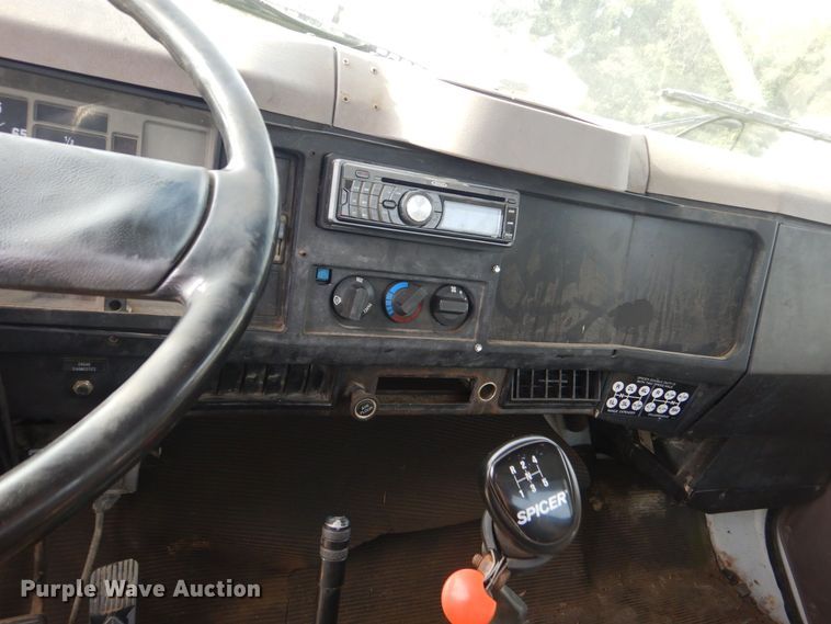 image for item DO1625 2000 International 4700  tow truck