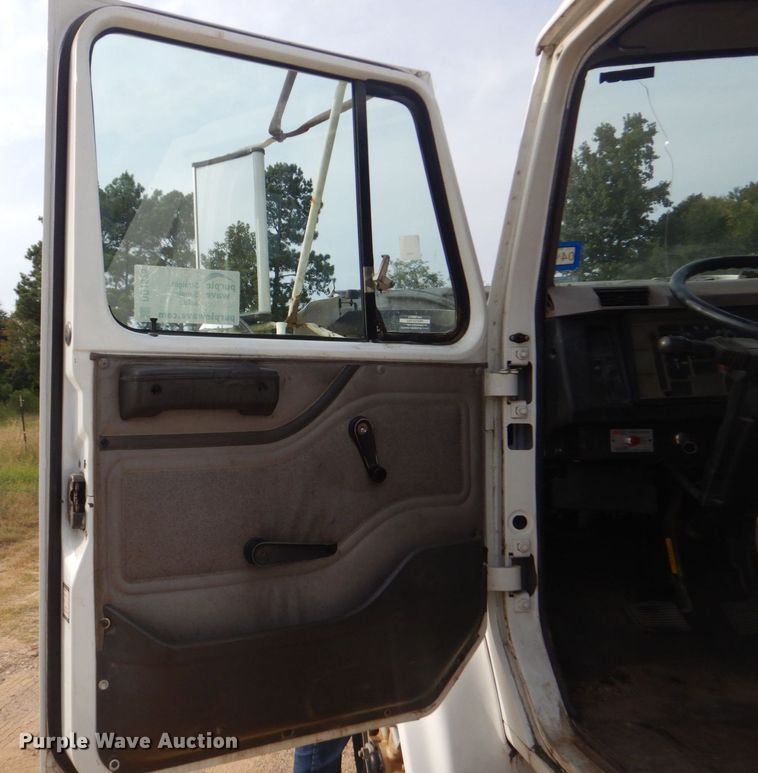 image for item DO1625 2000 International 4700  tow truck