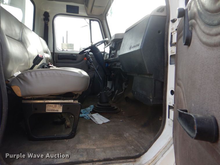 image for item DO1625 2000 International 4700  tow truck