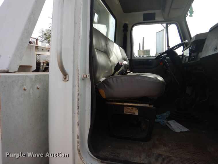 image for item DO1625 2000 International 4700  tow truck