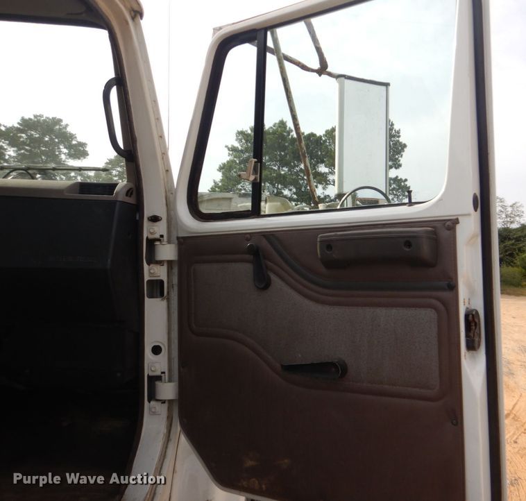 image for item DO1625 2000 International 4700  tow truck