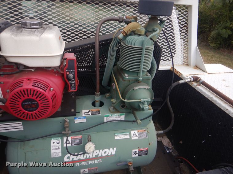 image for item DR2067 2005 Ford F750  utility / service truck