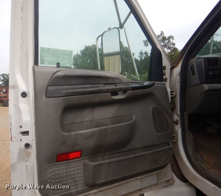 image for item DR2067 2005 Ford F750  utility / service truck