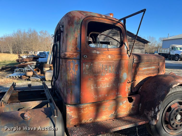 image for item DR7353 White Super Power  truck cab and chassis