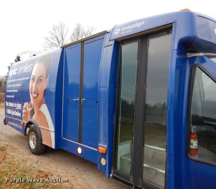 image for item JL9780 1997 Ford E450  shuttle bus