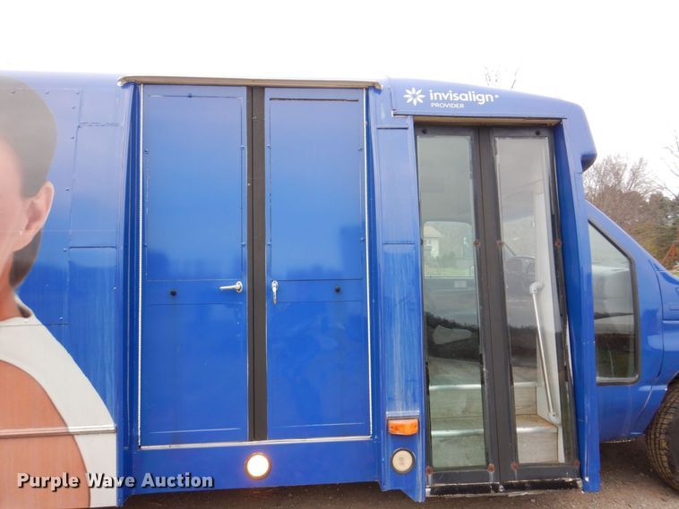 image for item JL9780 1997 Ford E450  shuttle bus