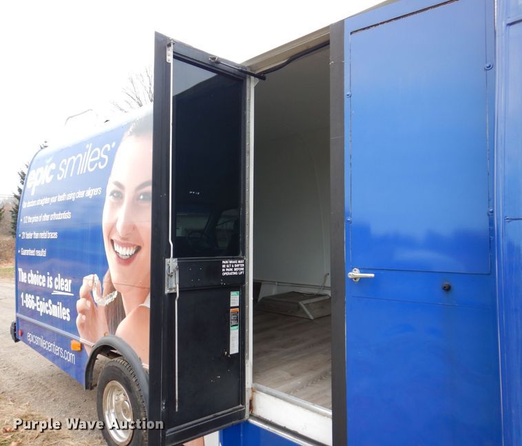 image for item JL9780 1997 Ford E450  shuttle bus