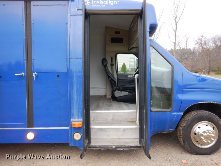 image for item JL9780 1997 Ford E450  shuttle bus