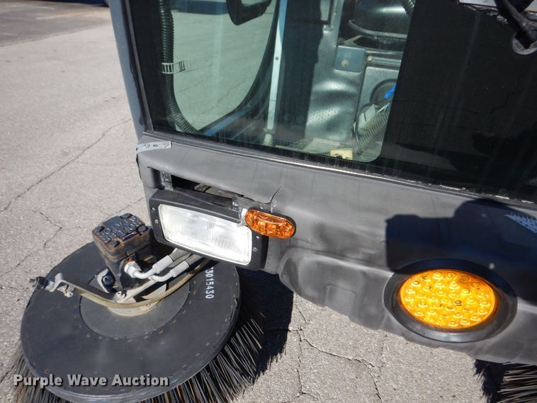 image for item JL9782 2010 Nilfisk Advance RS501  street sweeper