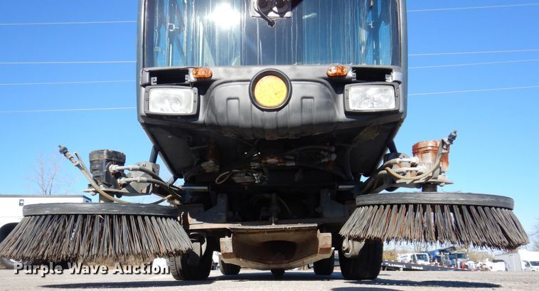 image for item JL9782 2010 Nilfisk Advance RS501  street sweeper