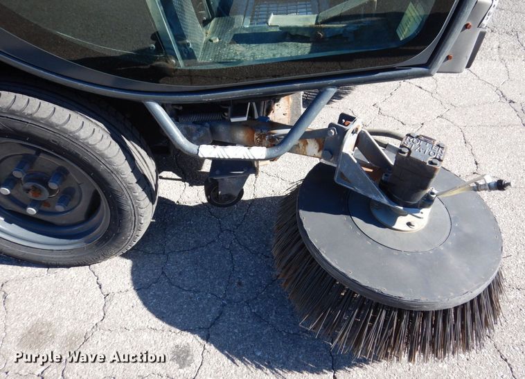 image for item JL9782 2010 Nilfisk Advance RS501  street sweeper