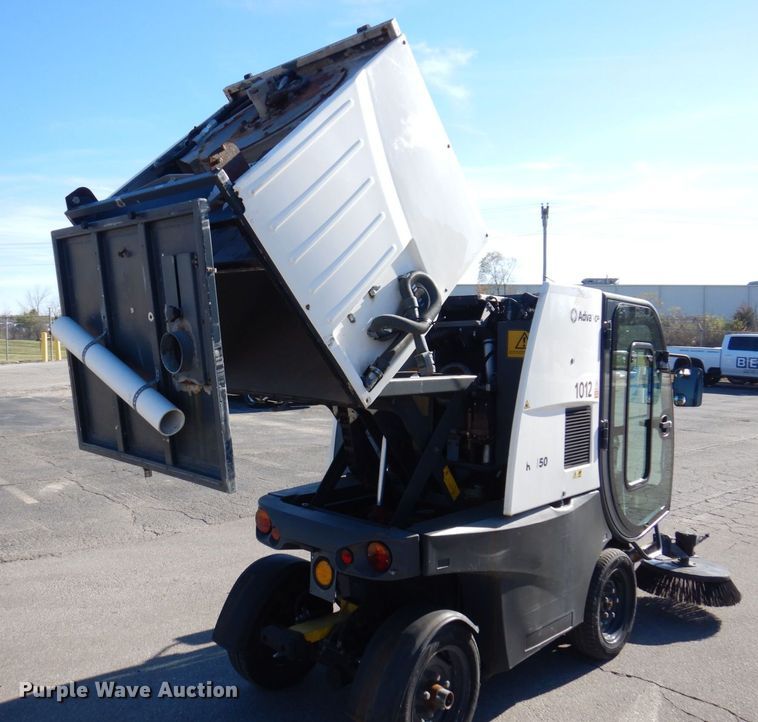 image for item JL9782 2010 Nilfisk Advance RS501  street sweeper