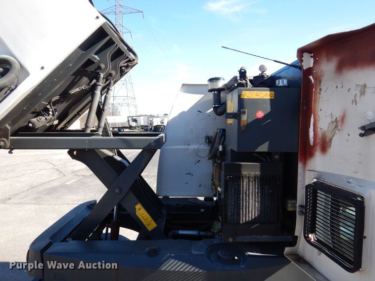 image for item JL9782 2010 Nilfisk Advance RS501  street sweeper