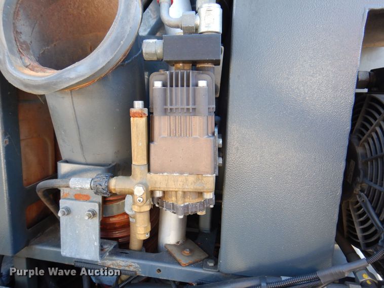 image for item JL9782 2010 Nilfisk Advance RS501  street sweeper