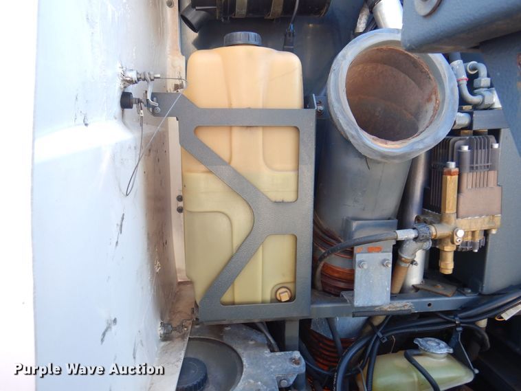 image for item JL9782 2010 Nilfisk Advance RS501  street sweeper