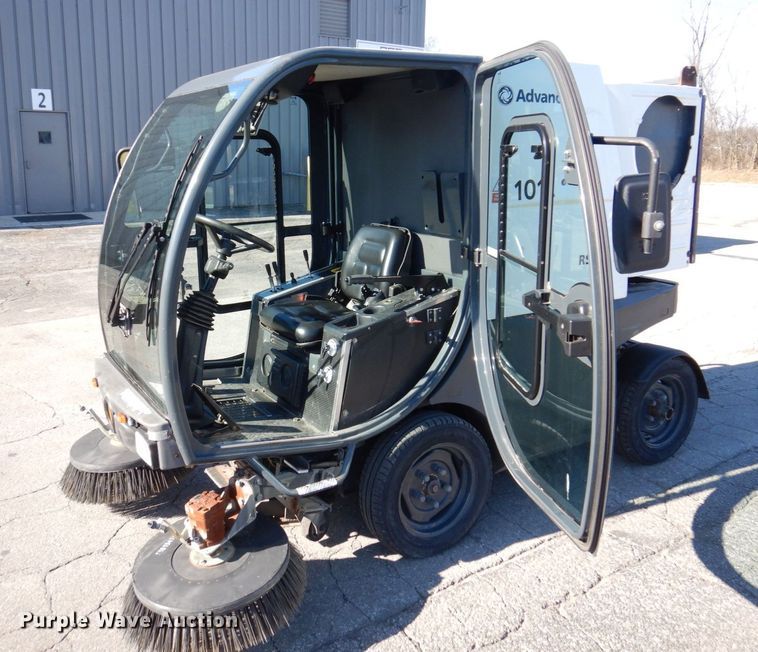 image for item JL9782 2010 Nilfisk Advance RS501  street sweeper