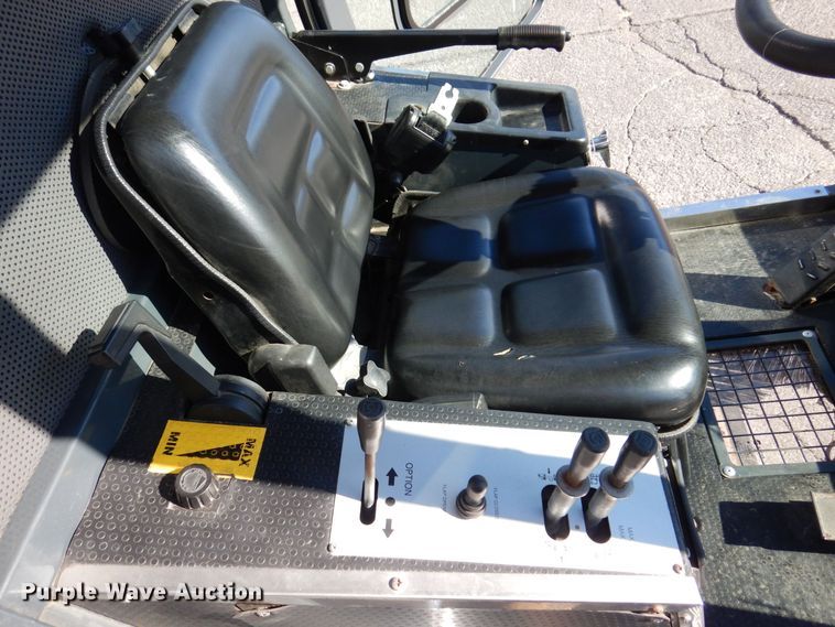 image for item JL9782 2010 Nilfisk Advance RS501  street sweeper