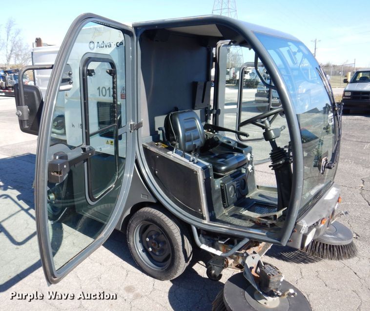 image for item JL9782 2010 Nilfisk Advance RS501  street sweeper