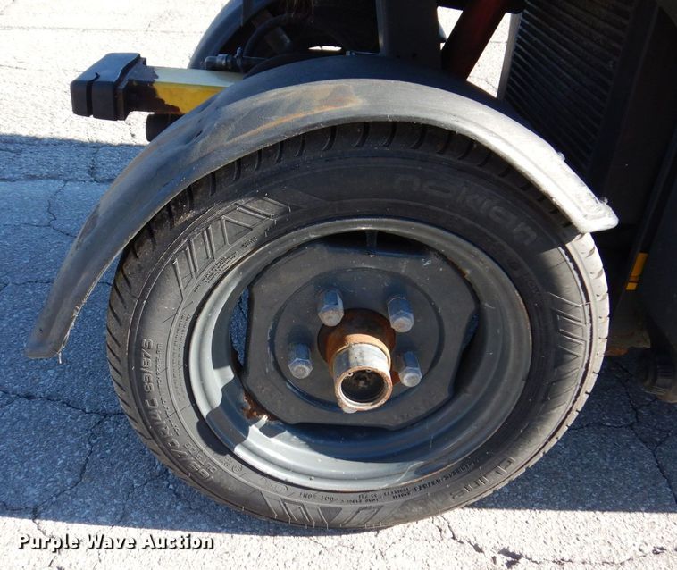 image for item JL9782 2010 Nilfisk Advance RS501  street sweeper