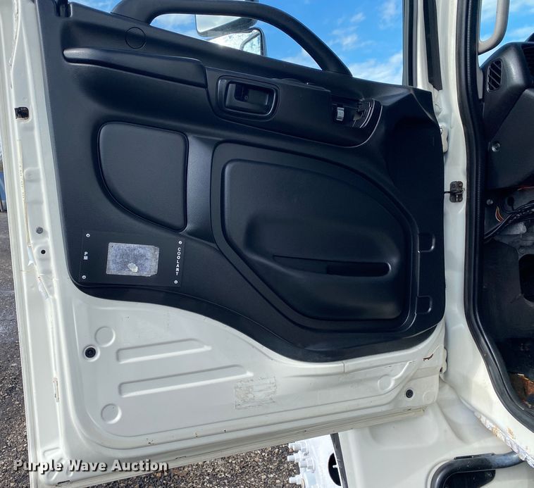 image for item JW9310 2011 Hino 268  box truck