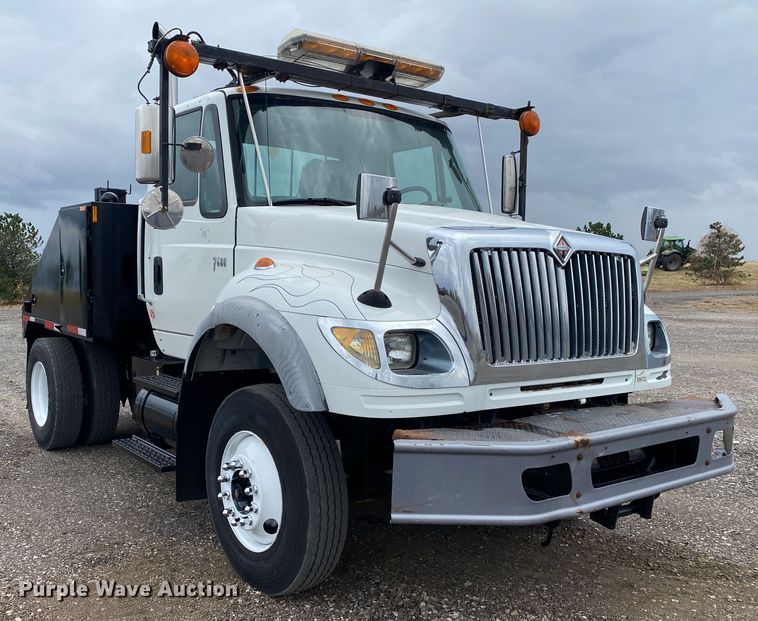 image for item JW9319 2006 International 7600  toter truck