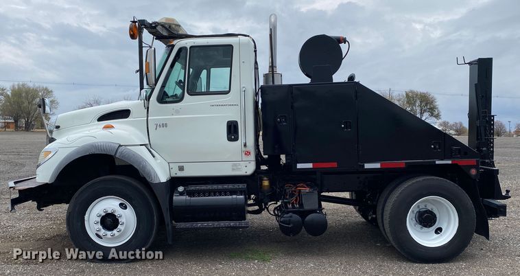 image for item JW9319 2006 International 7600  toter truck