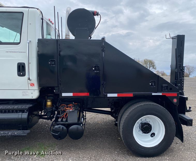 image for item JW9319 2006 International 7600  toter truck