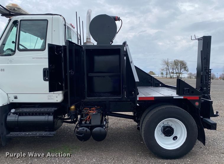 image for item JW9319 2006 International 7600  toter truck