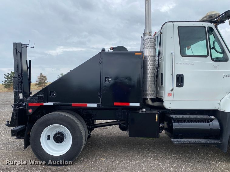 image for item JW9319 2006 International 7600  toter truck