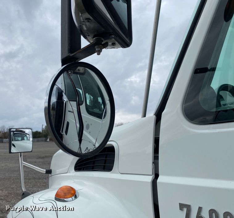 image for item JW9319 2006 International 7600  toter truck