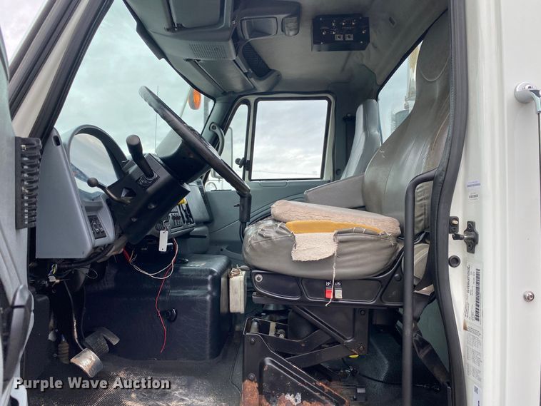 image for item JW9319 2006 International 7600  toter truck