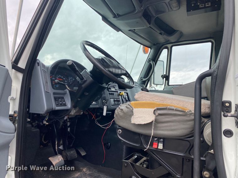 image for item JW9319 2006 International 7600  toter truck