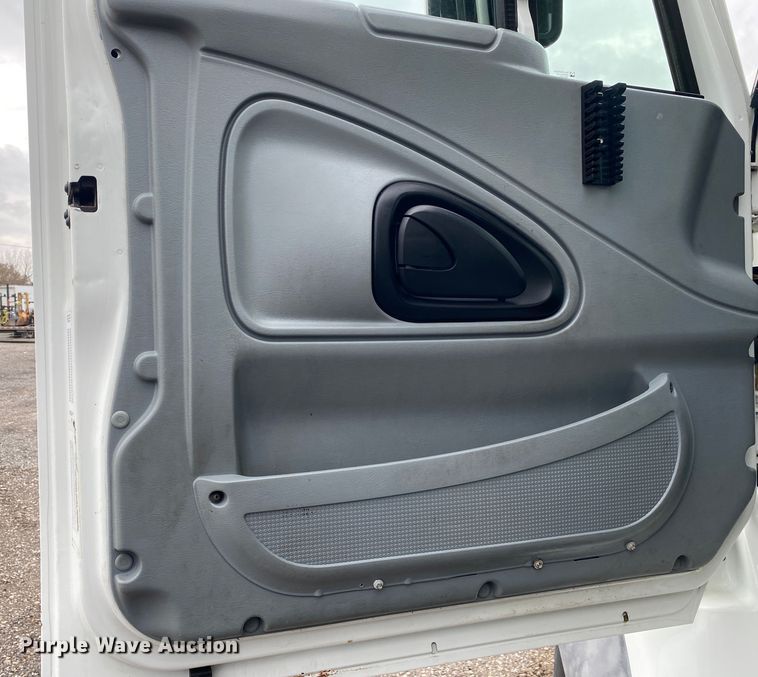 image for item JW9319 2006 International 7600  toter truck