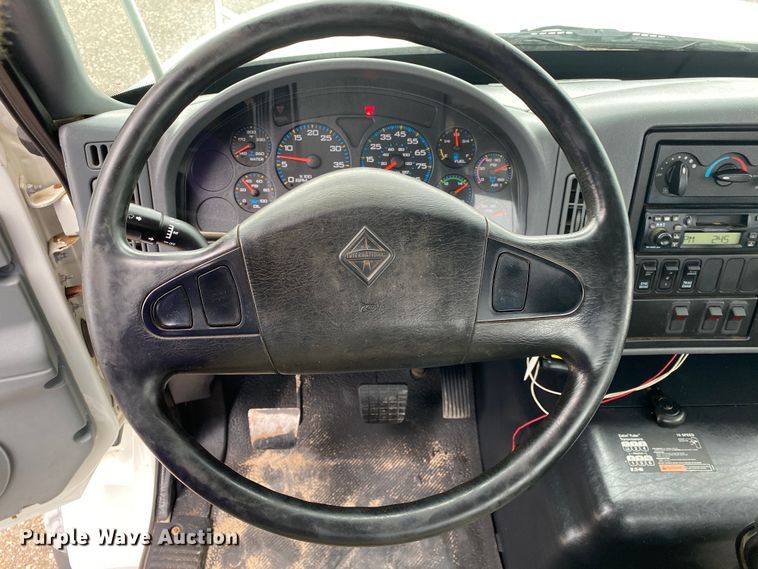 image for item JW9319 2006 International 7600  toter truck