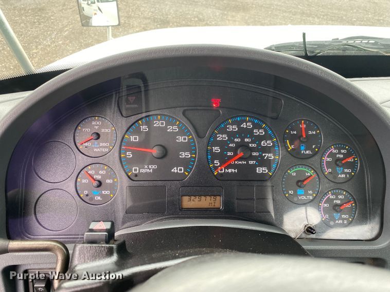 image for item JW9319 2006 International 7600  toter truck