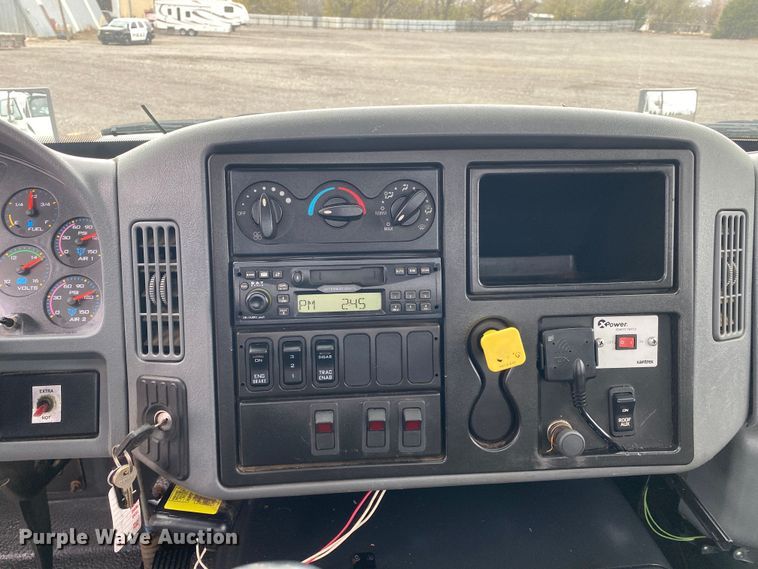 image for item JW9319 2006 International 7600  toter truck