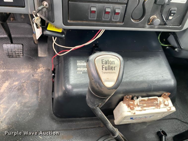 image for item JW9319 2006 International 7600  toter truck