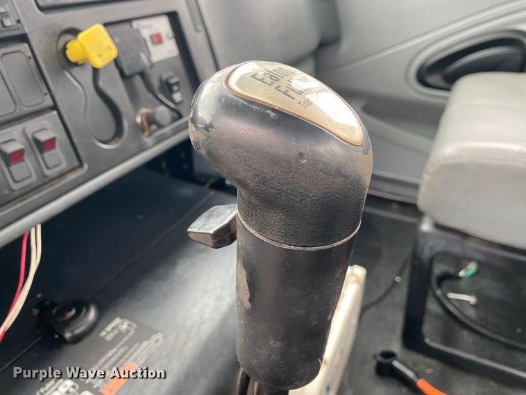 image for item JW9319 2006 International 7600  toter truck