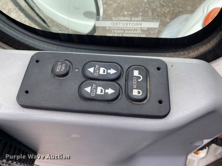 image for item JW9319 2006 International 7600  toter truck