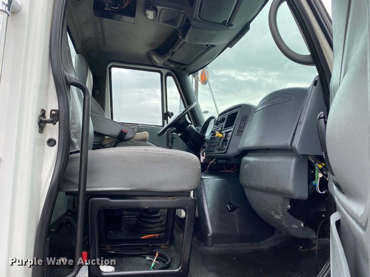 image for item JW9319 2006 International 7600  toter truck