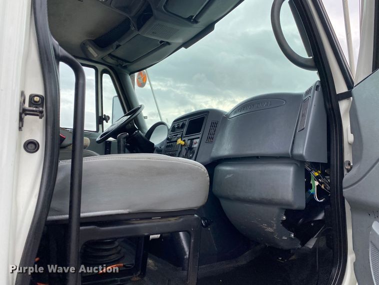 image for item JW9319 2006 International 7600  toter truck