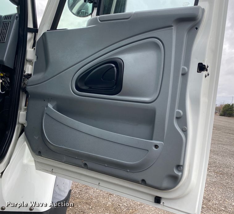 image for item JW9319 2006 International 7600  toter truck