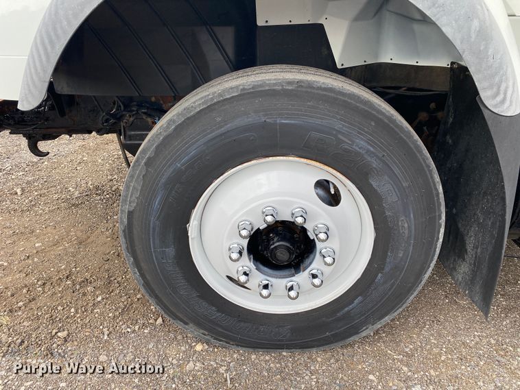 image for item JW9319 2006 International 7600  toter truck