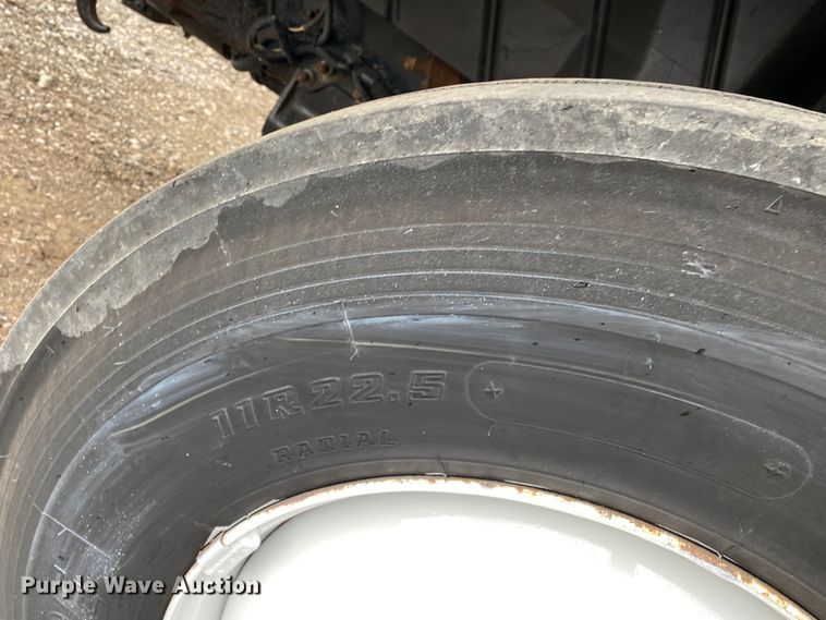 image for item JW9319 2006 International 7600  toter truck